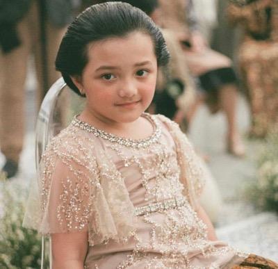 Arsy Herm Arsy memakai kebaya modern dan sanggul.