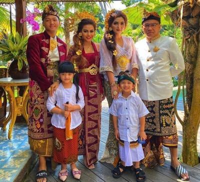 Arsy Hermansyah Arsy Hermansyah bersama keluarga.