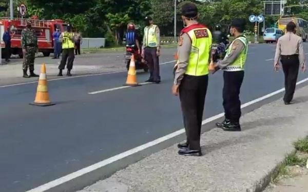 PENYEKATAN PEMUDIK Petugas gabungan melakukan penyekatan pemudik di satu ruas jalan di Jabar. (Foto: ilustrasi/Dokumentasi iNews)