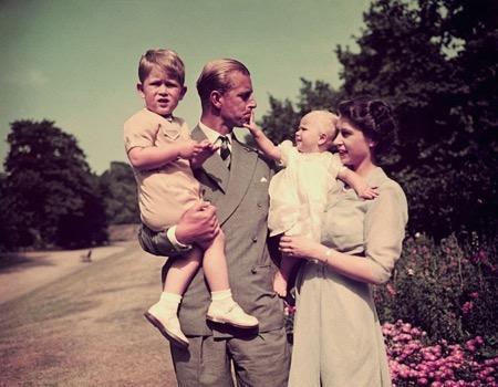 Pangeran Philip bersama istri dan anak-anaknya. Pangeran Philip bersama istri dan anak-anaknya.