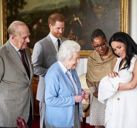 Pangeran Philip dan cicitnya Pangeran Philip saat menyambut cicitnya dari Pangeran Harry.