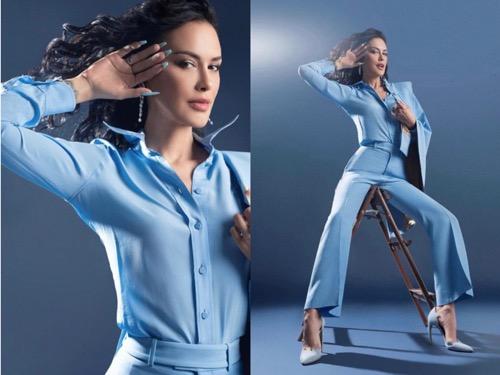 SophiaL Sophia Latjuba mengenakan setelan biru formal.