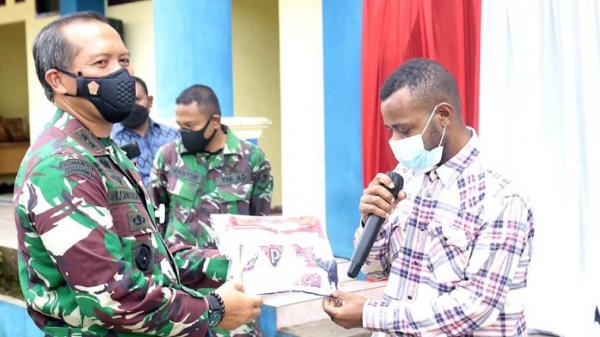 Pangdam XVIII/Kasuari Mayjen TNI I Nyoman Cantiasa (kiri) menyerahkan kaos kepada mahasiswa Universitas Papua. (Foto: Puspen TNI).