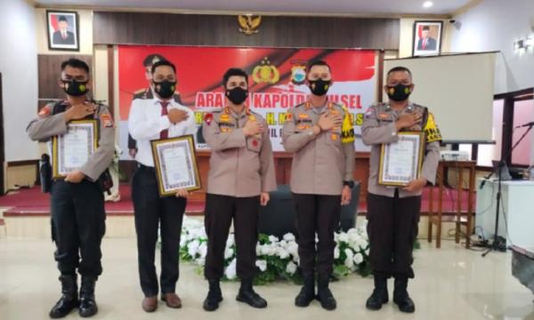 Kapolda Sulawesi Selatan Irjen Pol Merdisyam bersama Kapolres Enrekang AKBP Andi Sinjaya beserta jajaran di Mapolres Enrekang, Jumat (9/4/2021). (Foto: Istimewa)