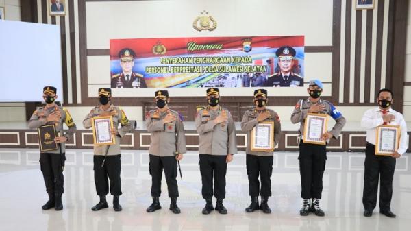 Kapolres Enrekang AKBP Andi Sinjaya2 Kapolres Enrekang AKBP Andi Sinjaya saat meraih penghargaan Pin Emas Kapolri di Aula Mappaodang Polda Sulsel, Senin (12/4/2021). (Foto: Istimewa)