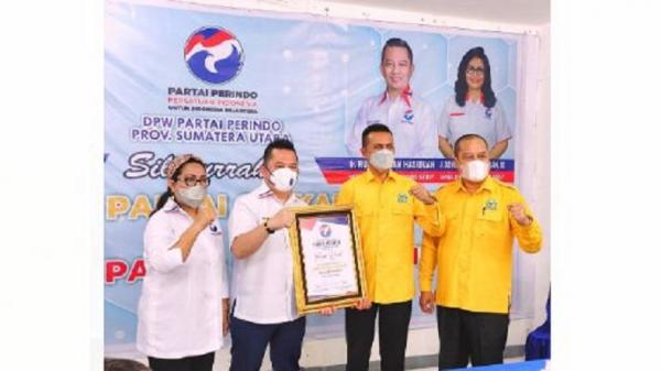 Ketua DPD Golkar Sumut Musa Rajekshah bersama Ketua DPW Perindo Sumut Rudi Zulham Hasibuan didampingi Sekretaris Donna Julietta Siagian. (Foto: iNews/Eka hetriansyah)