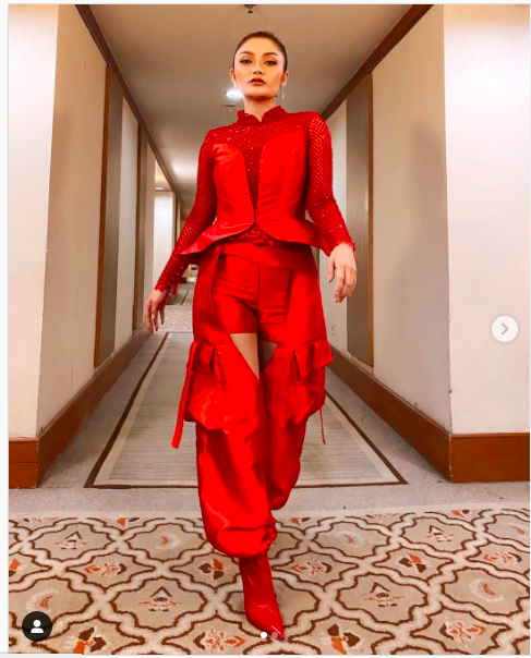 13Sibad Busana Merah Siti Badriah mengenakan busana merah menyala buatan desainer lokal (Foto : Instagram)