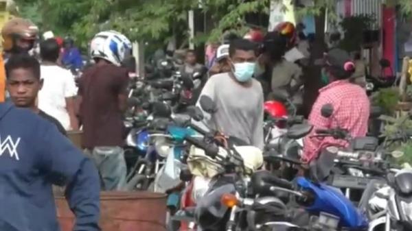 kelangkaan bbm di lembata2 Warga Lembata, NTT, rela mengantre sejak malam untuk mengisi bahan bakar di SPBU. (Foto: iNews/Joni Nura)
