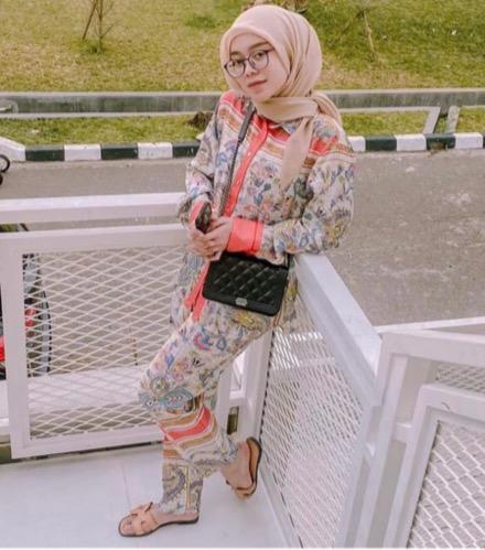 Lesty Kejor Lesty dalam gaya kasual.