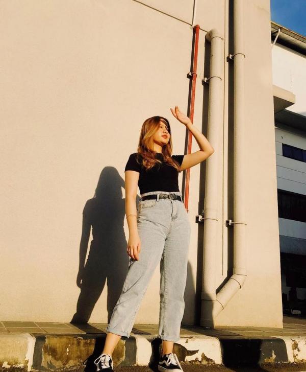 14Anggi Marito Gaya Anggi Marito tampil cantik saat memburu matahari terbenam (Foto: Instagram/Anggi Marito)