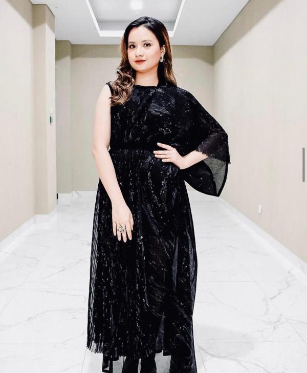14Anggi Marito Gaya2 Anggi Marito tampil cantik dengan gaun hitam (Foto: Instagram/Anggi Marito)