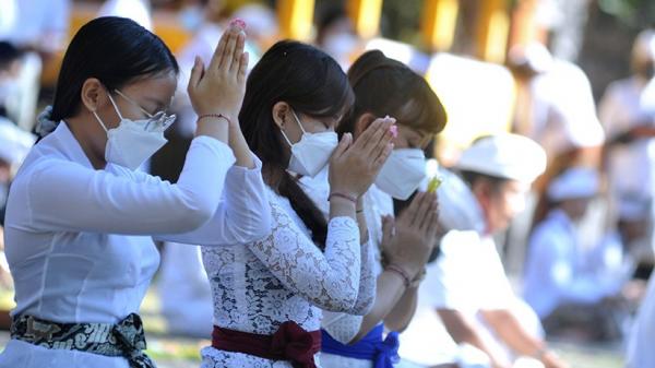 14 Antara Galungan 2 Wanita suku Bali dengan pakaian adat saat melakukan upacara Galungan (Antara)