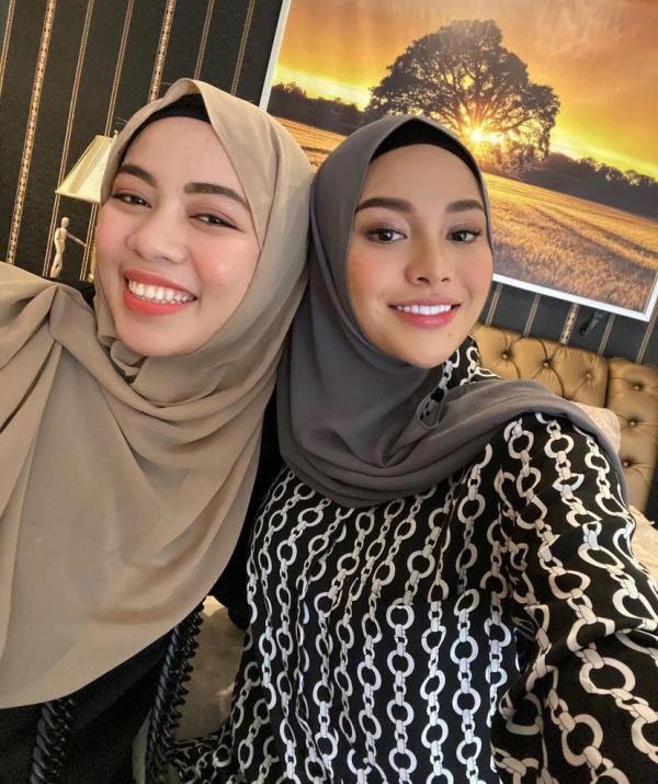 14aurel Hijab Aurel cantik dengan penampilan barunya mengenakan hijab bersama adik iparnya (Foto: Instagram/ Aurel Hermansyah)