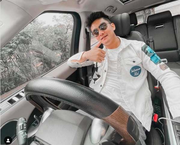 14boy William Ootd3 Boy William santai mengenakan busana serba puti. (Foto: Instagram/Boy William)