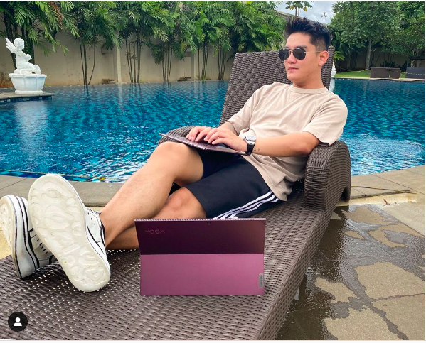 14boy William Ootd4 Boy William santai mengenakan kaos oblong. (Foto: Instagram/Boy William)