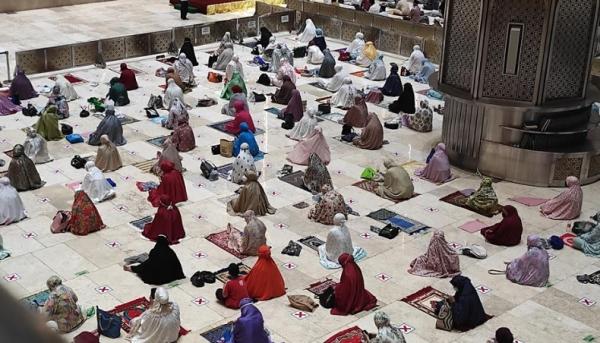 Salat Tarawih di Masjid Istiqlal 2 Salat Tarawih di Masjid Istiqlal, Selasa (13/4/2021) menerapkan protokol kesehatan. (Foto: Muhammad Refi Sandi)