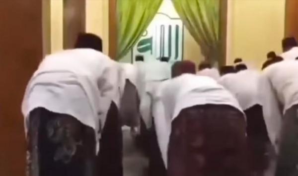 Salat tarawih kilat Al-Quraniyah Tangkapan layar video salat Tarawih kilat di Pondok Pesantren Al-Quraniyah di Indramayu, Jawa Barat.