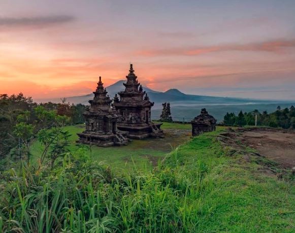 Sejumlah pengunjung menikmati pemandangan alam kawasan Candi Gedong Songo, Kabupaten Semarang. (Foto: Sindonews)