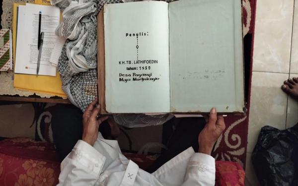Alquran 3 ABad di MAJALENGKA1 Alquran berusia 3 abad ditulis oleh TB Lathifoedin pada 1658. (Foto: Inin Nastain)