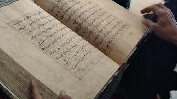 Alquran tulisan tangan berusia 3 abad. (Foto: Inin Nastain)