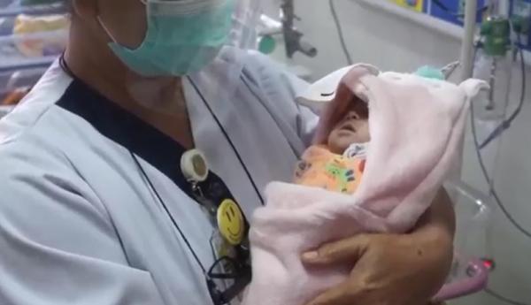Bayi Prematur RSUP Sanglah 2 Bayi perempuan lahir prematur dari ibu yang positif Covid-19 di RSUP Sanglah, Denpasar, Bali. (Foto: iNews.id/Aris Wiyanto)