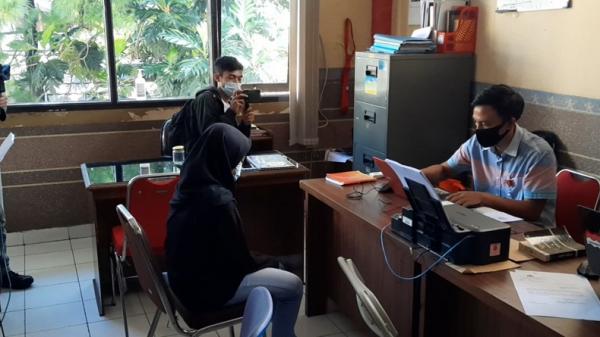 BAYI TANPA KAKI TASIK1 Risya, ibu kandung bayi, diperiksa intensif penyidik Satreskrim Polres Tasikmalaya Kota. (Foto: iNews/Asep Juhariyono)