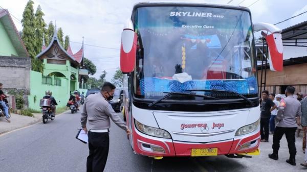 Bus Gumarang Jaya Bus Gumarang Jaya yang menabrak tiga pelajar di Tanah Data, Sumbar (Rus Akbar/MNC Portal)