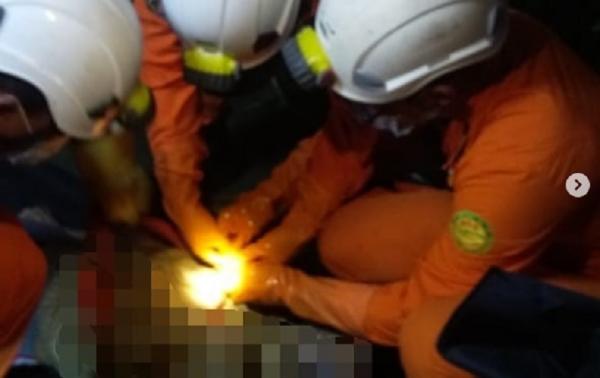 Kakek Tewas dalam Sumur 2 Tim Basarnas Bali mengevakuasi kakek tewas tercebur sumur di Abiansemal, Badung, Bali, Kamis (15/4/2021) dini hari. (Foto: Basarnas Bali)