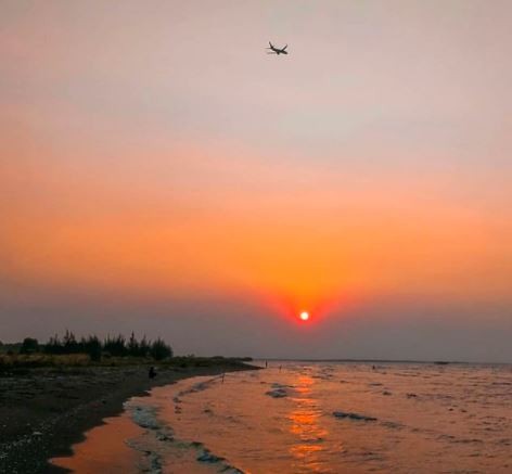 Pantai Tirang di Kota Semarang memiliki keindahan sunset. (Foto: Instagram)