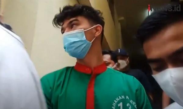 Polisi menangkap artis Jeff Smith. (Foto MNC Portal).