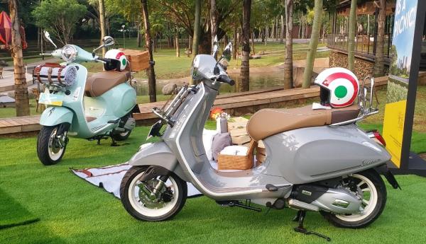Anggota Komisi I DPR Sukamta menyerahkan cinderamata pada Seminar Merajut Nusantara. (Foto: istimewa)