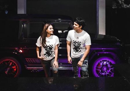 Atta dan Aurel kompak dengan t-shirt couple.