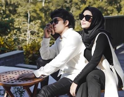 Atta Aurel hijab Atta dan Aurel dalam nuansa monokrom.