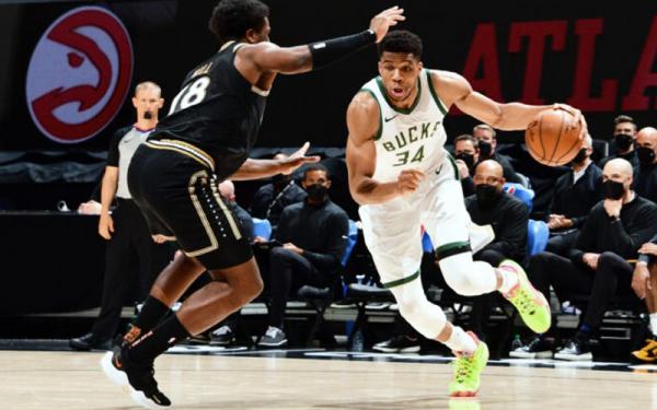 Bintang Milwaukee Bucks Giannis Antetokoumpo pulih dari cedera dan ngamuk di markas Atlanta Hawks. Dia membawa timnya menang 120-109, Jumat (16/4/2021).