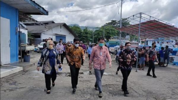Wamendag Jerry Sambuaga saat meninjau stok serta harga bahan pokok di pasar tradisional Kota Manado dan Bitung, Sulawesi Utara. (Foto: MPI/Subhan Sabu)