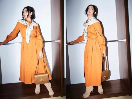 Glenca Chysara Glenca memakai dress dan scarft.
