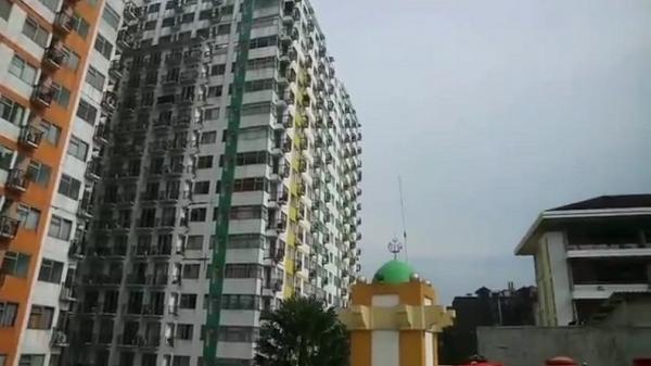 MASJID MUNGSOLKANAS Menara Masjid Mungsolkanas menyembul berusaha tetap eksis di tengah gedung-gedung yang mengepung masjid tertua di Kota Bandung ini. (Foto: iNews/Ervan David)