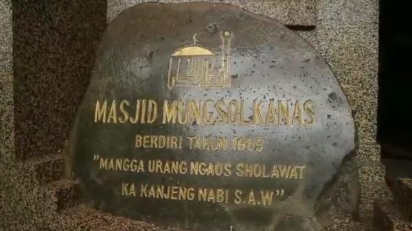 MASJID MUNGSOLKANAS2 Batu prasasti Masjid Mungsolkanas. (Foto: iNews/Ervan David)