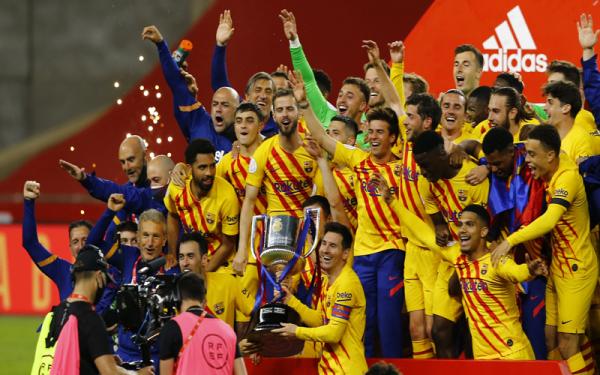 Barcelona Copa del Rey Barcelona mengakhiri puasa gelar dengan meraih trofi Copa del Rey 2020/2021. Lionel Messi cs langsung menggelar pesta dadakan di bus. (Foto: Reuters)