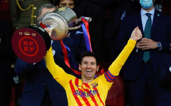 Lionel Messi Copa del Rey Lionel Messi girang bisa angkat trofi Copa del Rey pertama sebagai kapten Barcelona. (Foto: Reuters)