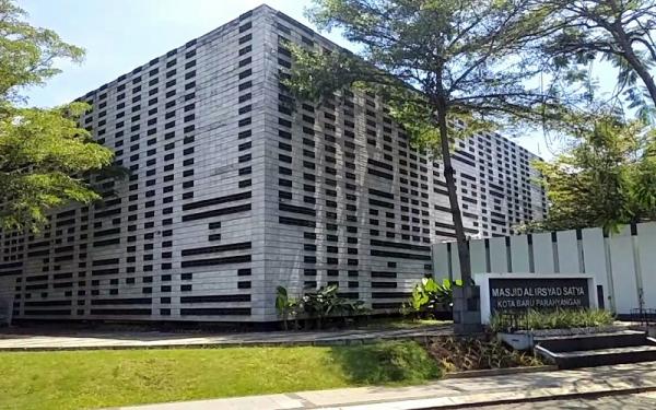 MASJID AL IRSYAD PADALARANG Masjid Al Irsyad, Kota Baru Parahyangan, Padalarang, KBB, satu dari sekian banyak bangunan monumental karya Gubernur Jawa Barat Ridwan Kamil. (Foto: Adi Haryanto)