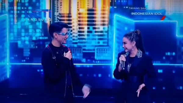 Afgan dan Rossa saling bertatap mesra di ajang grand final Indonesian Idol. (Foto: iNews.id)