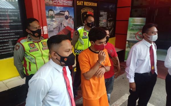BEGAL LENGKONG1 Tersangka Adam Akbar Mulyadi, tersangka pembegalan yang ditangkap anggota Polsek Lengkong. (Foto: iNews.id/Agus Warsudi)