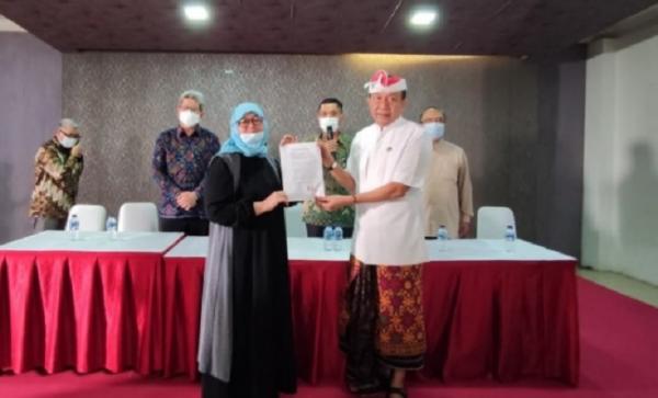 Desak Made 1 Desak Made Dharmawati menyatakan permintaan maaf yang disaksikan Ketua Parisada Hindu Dharma Indonesia (PHDI) Wisnu Bawa Tenaya. (Foto: Kementerian Agama)