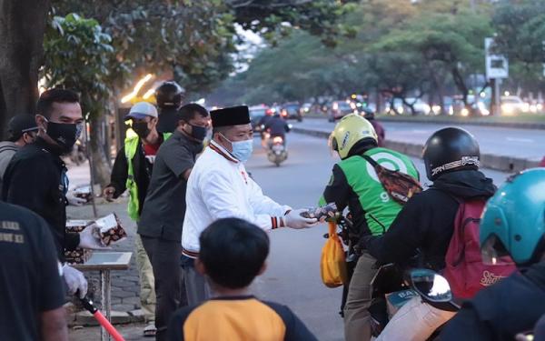 MILAD 19 PKS1 Kader PKS Jabar membagikan takjil untuk para pengguna jalan. (Foto: Istimewa)