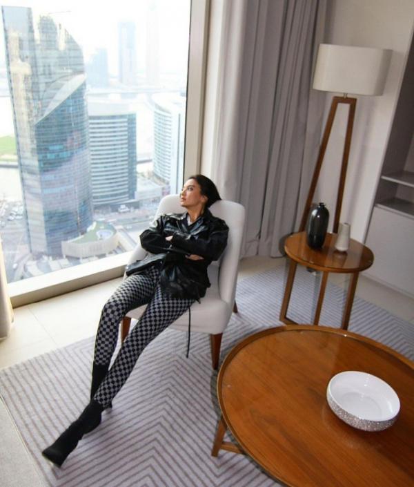 Raline Shah selalu tampil modis saat liburan. (Foto : Instagram Foto : Instagram @ralineshah)