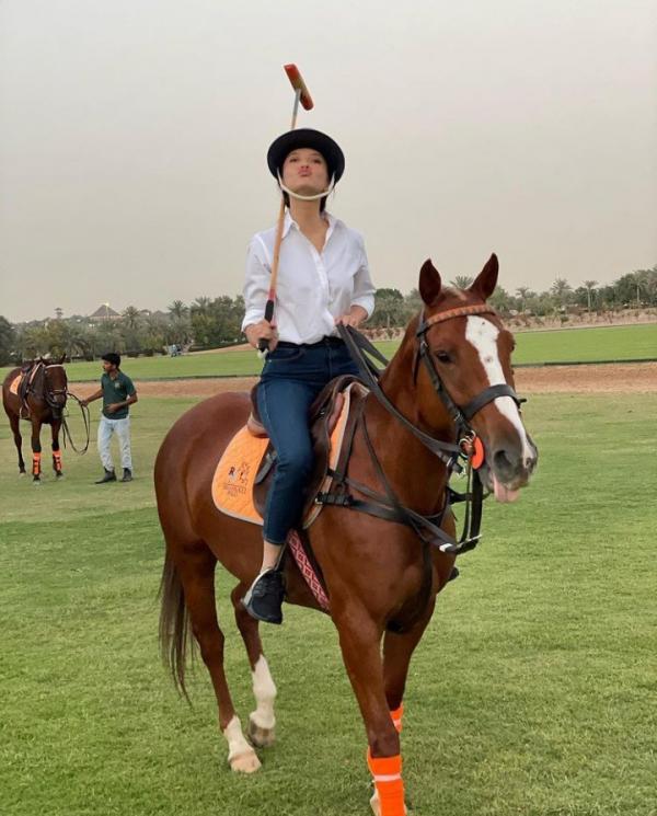 Raline Shah selalu tampil modis saat liburan. (Foto : Instagram Foto : Instagram @ralineshah)