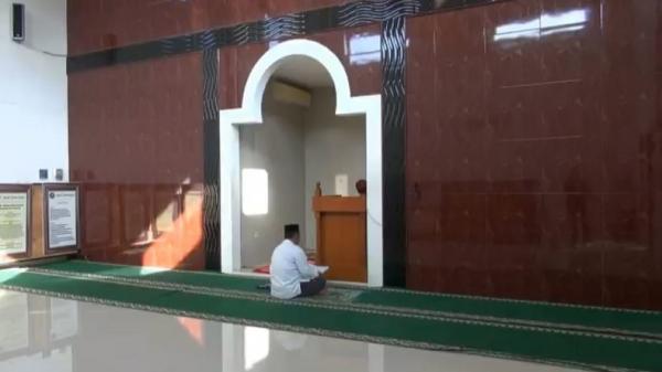 MASJID ATH THOYYIBAH KALIJATI2 Bagian dalam Masjid Ath Thoyyibah yang bangunannya berbentuk mirip Kakbah. (Foto: iNews/Yudy Heryawan Juanda)