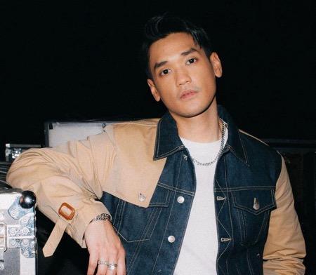 Afgan Afgan tampil dengan jaket denim.