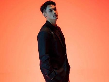 Afgan hitam Afgan tampil dalam outfit serba hitam.